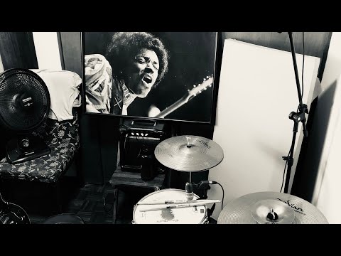 Elthon Dias - Bateria , Cowbell e Claps.