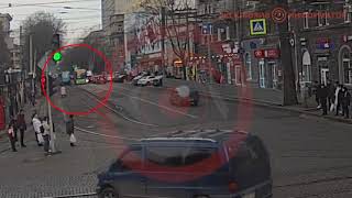 В Днепре автобус насмерть сбил женщину: видео момента