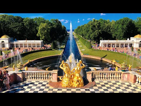 Peterhof | St. Petersburg. Spaziergang im Park mit Springbrunnen. 01. Juli 2022