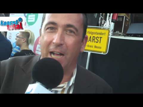 RTL Chefreporter Dirk Reuter moderiert die Sparkassen Bühne bei kaarst*total