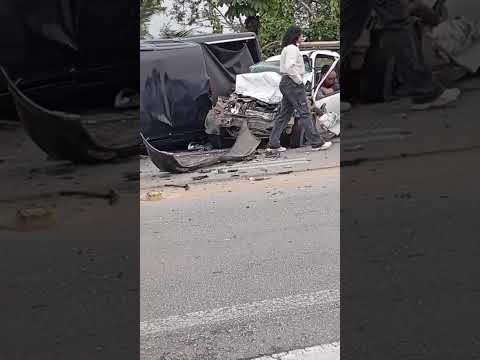 Acidente em Ilhota Santa Catarina 10/10/2025 próximo loteamento Snaider 2  carros bateram de frente