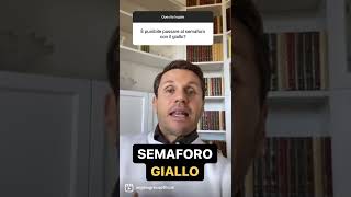 Passare al semaforo con il GIALLO: è punibile? | Avv. Angelo Greco #shorts