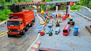 Download lagu WADIDAU !!! Mobil Truk Tronton Panjang Bongkar Mainan Mobil Mobilan Mixer, Loader, Ambulan, Buldoser mp3