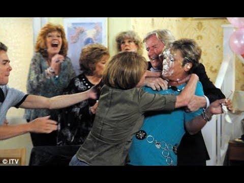 Coronation Street - Gail McIntyre Vs. Deirdre Barlow (13th August 2010 Episode 2)