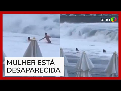 Jovem desaparece após ser arrastada por onda em praia