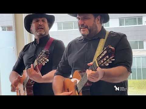 Puro Relajo lleva su energía musical al Hospital Universitario de Navarra