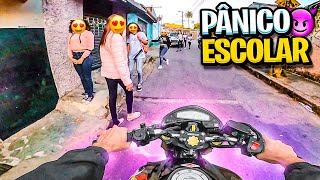 PORTA DA ESCOLA DE HORNET SÓ O CANO 😯 olham muito quando eu passo 😳