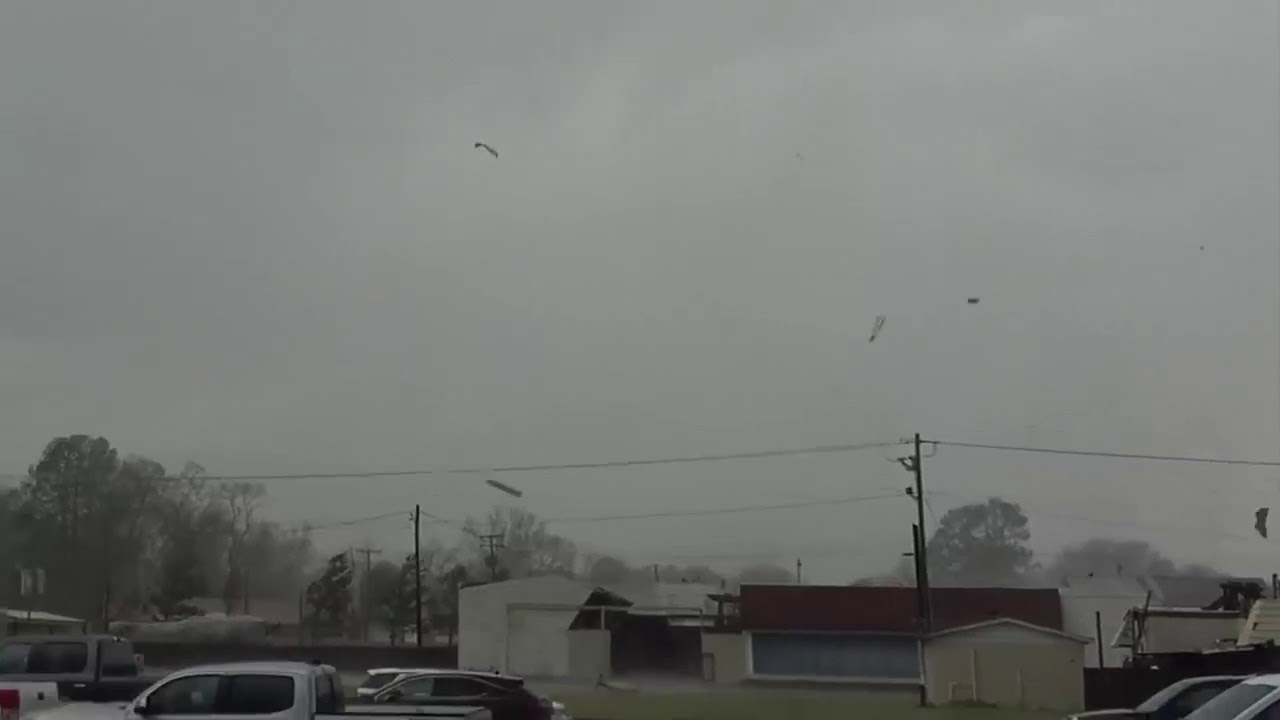 Очевидец заснял на камеру торнадо в Луизиане