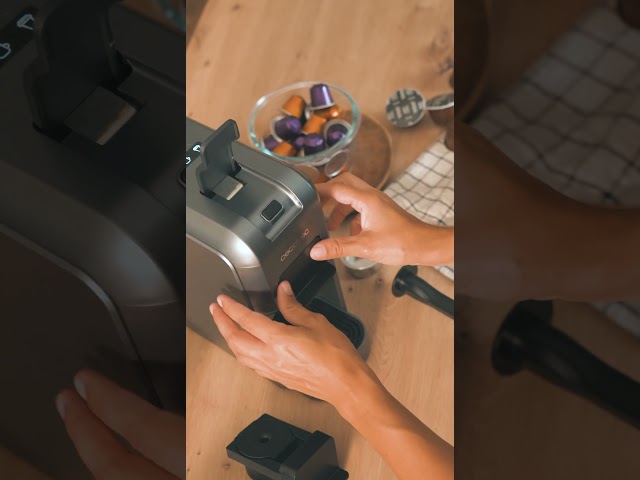 Vídeo relacionado con Cecotec Cafetera Cápsulas Express FreeStyle Compact. 1450W, ThermoBlock, 19 Bares, Apta para Café Molido, Dolce Gusto y Nespresso, Diseño Elegante y Compacto, Depósito 600ml, Apagado automático