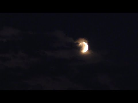 Anochecer con nubes y la Luna,timelapse