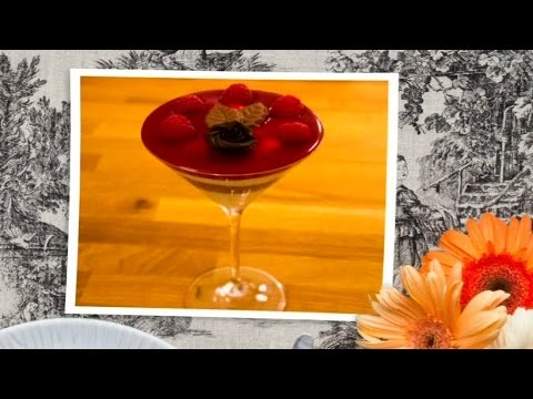 Efterrätt: Dubbel chokladmoussedröm med syrlig hallonsås - Halv åtta hos mig (TV4)