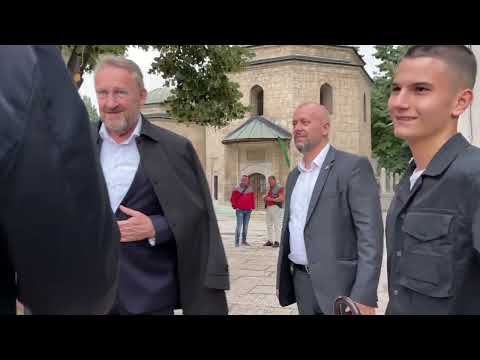 Lider SDA Bakir Izetbegović dijelio bajramluk ispred Gazi Husrev-begove džamije
