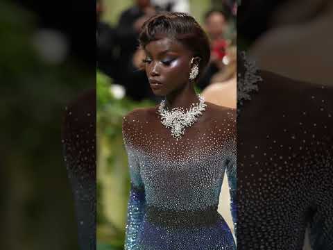 #AnokYai owns this 2024 #MetGala Swarovski look. 💎🔥 (🎥: Getty)