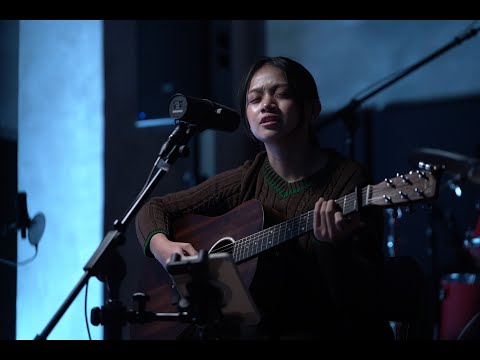 Elli Monade Performs an Acoustic Cover of “Ating Dalawa” by Over October at Ember Media Studios