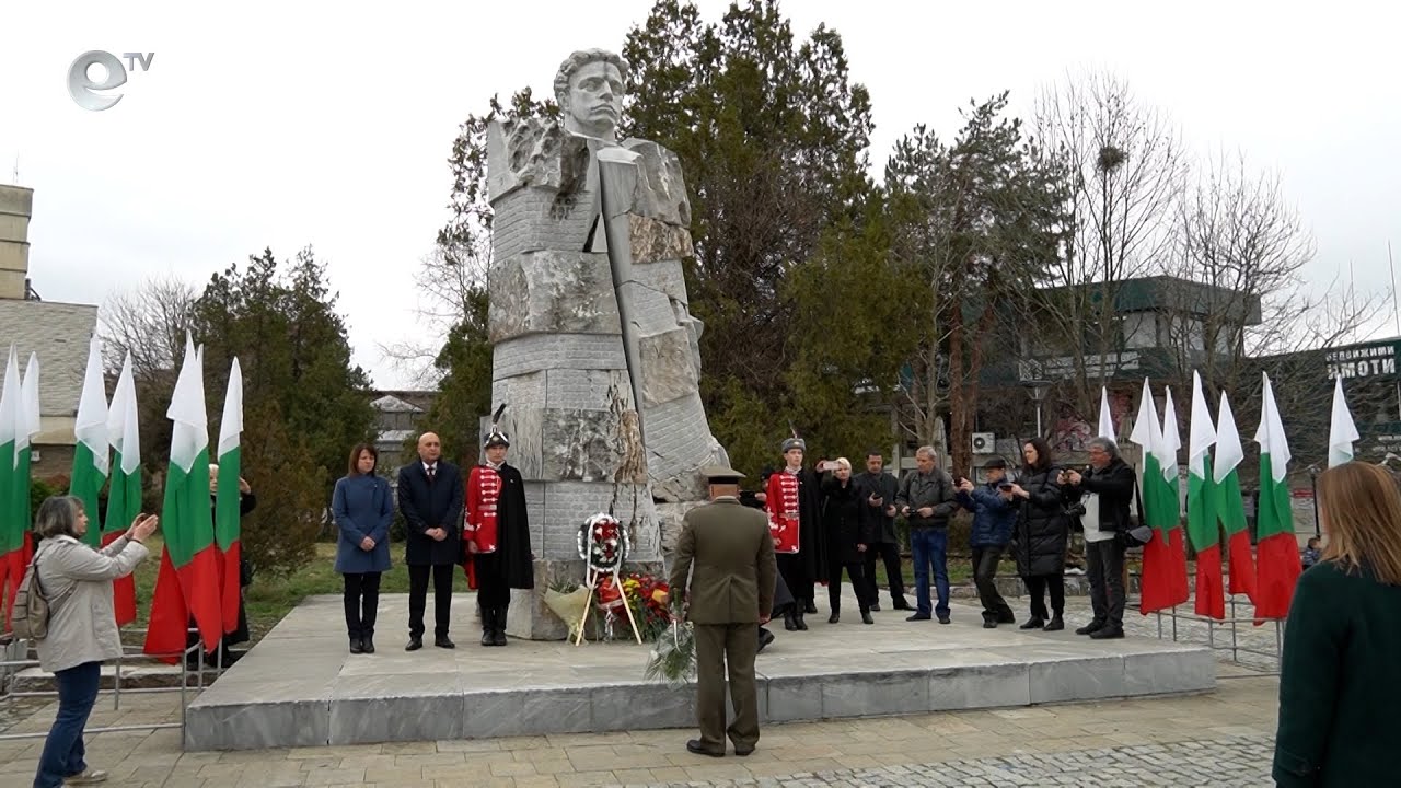 Венци и цветя отрупаха паметника на Васил Левски в Кърджали