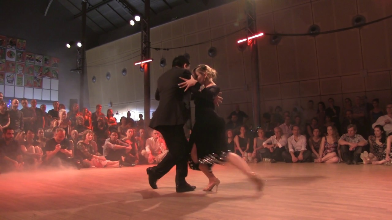 Carlitos et Noelia dansent sur le tango La Beba