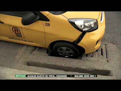 Por estar mirando a Héctor Rojas, este taxista casi acaba con el carro - 28 de diciembre de 2015