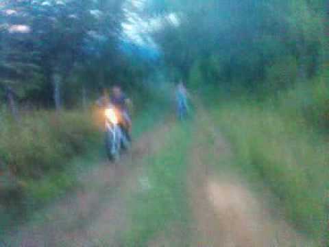 Niño maneja suzuqui