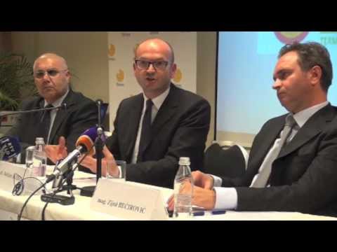 Guverner Banke Slovenije Boštjan Jazbec odgovarja na vprašanja - YouTube