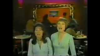 JULIE ANDREWS and EYDIE GORME SING HELEN REDDY'S I AM WOMAN