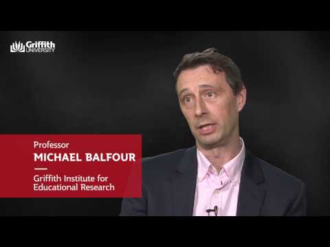 O [[#Michael Balfour [Μάικλ Μπάλφορ]#]], ένας από τους βασικούς εκπροσώπους του εφαρμοσμένου θεάτρου, αναφέρεται στη δική του προσέγγιση στο πεδίο, καθώς και σε ένα πρόγραμμα εφαρμοσμένου θεάτρου για άτομα που βρίσκονται σε προχωρημένο στάδιο άνοιας.&nbsp;