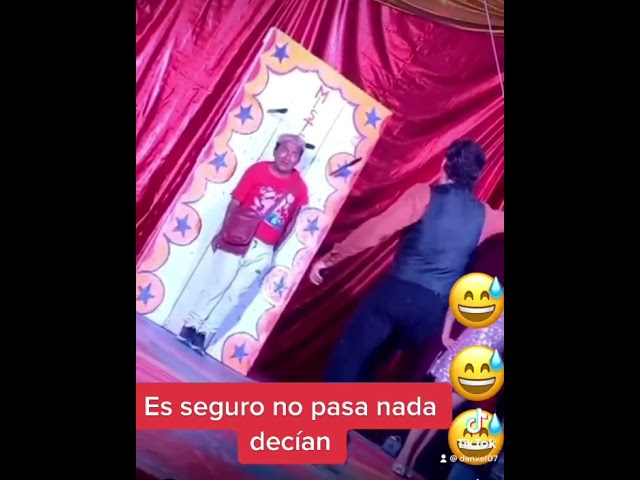 Vídeo relacionado con QEQSHQO 2pcs Cuchillos Retráctiles Cuchillo de Truco Falso de Plástico Gadget de Truco de Juguete Divertido Dagas Desaparecidas para Trucos de Magia de Fiesta de los Inocentes