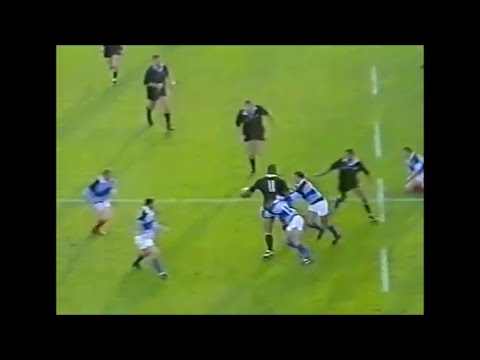 Jonah Lomu draws in defenders to create Eric Rush try