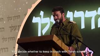 "IDF Major Golan Krieger, Bnei David Graduate, Severely Wounded in Gaza, Completes the Talmud" (ישיבת בני דוד) - התמונה מוצגת ישירות מתוך אתר האינטרנט יוטיוב. זכויות היוצרים בתמונה שייכות ליוצרה. קישור קרדיט למקור התוכן נמצא בתוך דף הסרטון