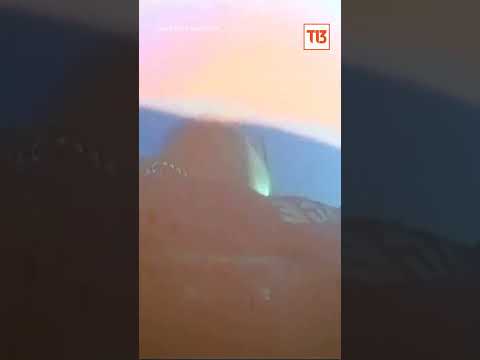 Policía en Estados Unidos persigue a un sospechoso sobre el capot de un auto