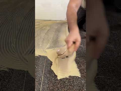 Pflasterboden aus Kiefer massiv entkoppeln und vollflächig verkleben ✅ Schritt für Schritt