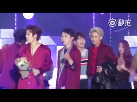 160930 INFINITE & SHINEE interaction (Key give WooHyun rose)