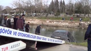 preview picture of video 'Biga'da park halindeki araç çaya düştü - ÇANAKKALE'
