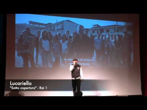 Lucariello canta "Miettice 'a faccia", sigla della serie "Sotto copertura" su Rai 1. TVZoom.it