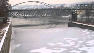preview picture of video 'Die zugefrorene Donau bei Passau (13.02.12)'