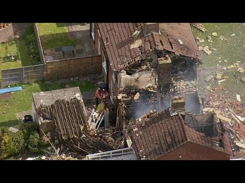 إصابة شخصين بجروح خطيرة إثر انفجار تسبب في تدمير منزل في بريطانيا…