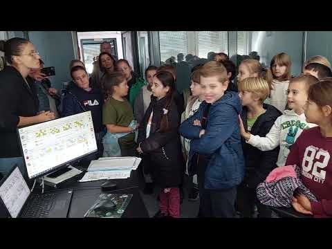 Copii de la colegiul de arta Sabin Dragoi din Arad, în vizita, astazi, la Radio Timișoara (I)