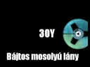 Bájtos mosolyú lány