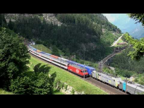 Parallelfahrt in Wassen - SBB Gotthard Interregio vs. BLS Cargo UKV