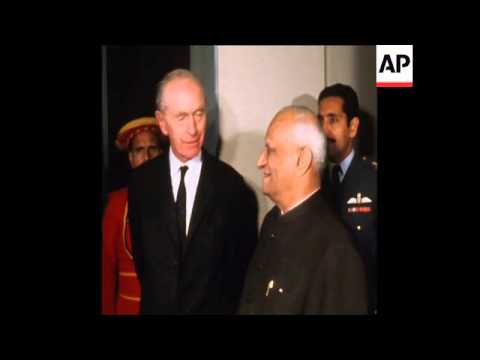 SYND 8/2/72 DOUGLAS-HOME MEETS SINGH IN DELHI