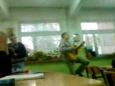 Bargiel z gitarą na lekcji religi