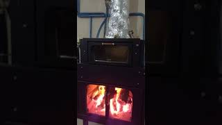 Termocamino con forno Genius alimentato a legna con accensione dall'alto Ftl termocamini