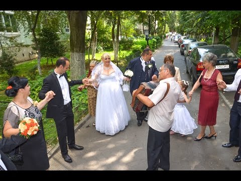 05 Traditii nunta. Nuneasca in fata blocului cu lautar.