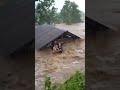 Remaja terjebak banjir