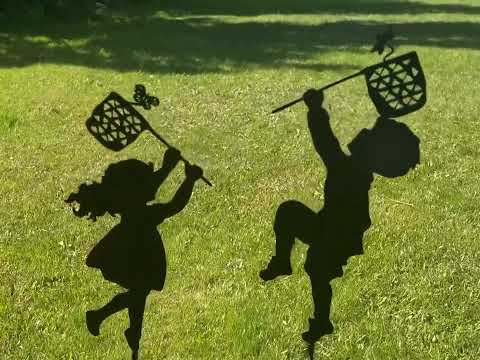 Девочка и мальчик ловят бабочек сачками. Металлический декор для вашего сада или двора. - фото 1 - id-p2665761533