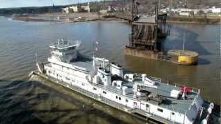 preview picture of video 'The M/V COOPERATIVE VENTURE passing through the Fort Madison, Iowa Swing Bridge'