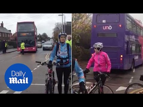Bus driver beeps horn during silence on Remembrance Day - Daily Mail