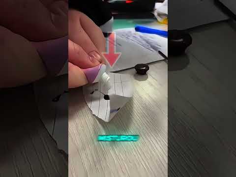 ela tingiu o cabelo com tinta de caneta por tédio