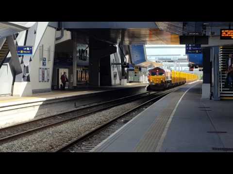 66015 Passing through Reading with the Binliner