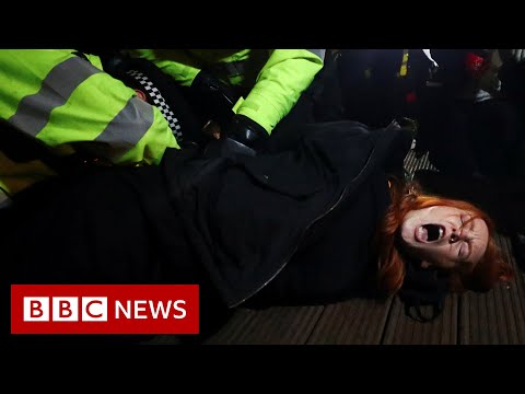 倫敦警方被責備莎拉-埃弗拉德守夜治安 - BBC News (London police criticised over Sarah Everard vigil policing - BBC News)