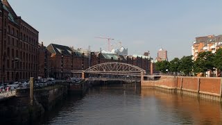 preview picture of video 'Hamburg, Germany: Speicherstadt (Storehouse City), view to Zollkanal, Kibbelsteg - 4K Video Photo'